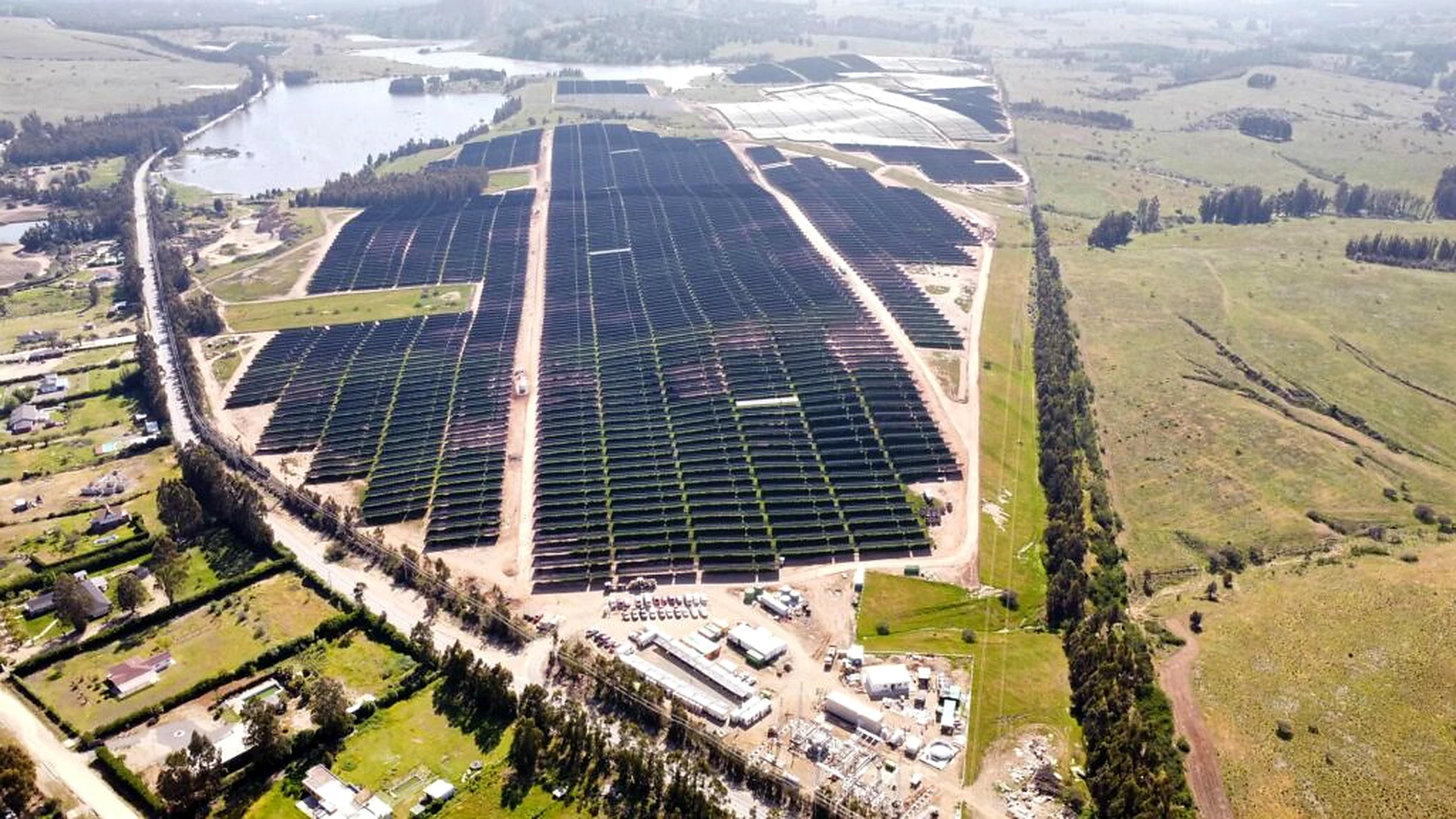Vista aérea de una planta fotovoltaica